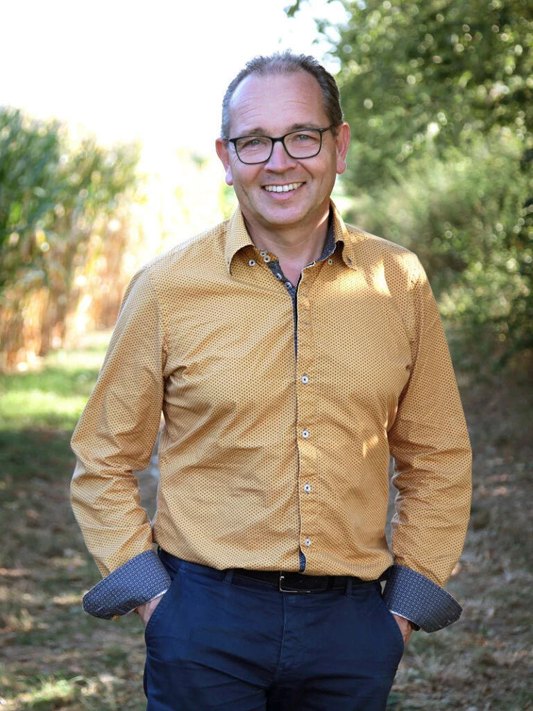 Dr. Andreas Lenniger auf einem Weg im Grünen