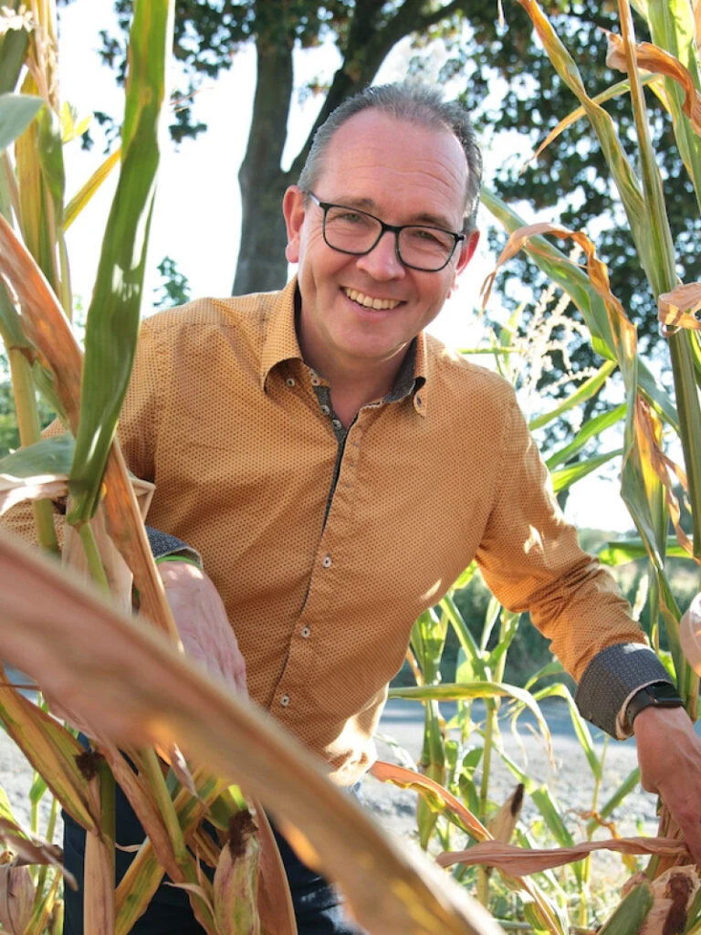 Andreas Lenniger zwischen grünen Pflanzen.